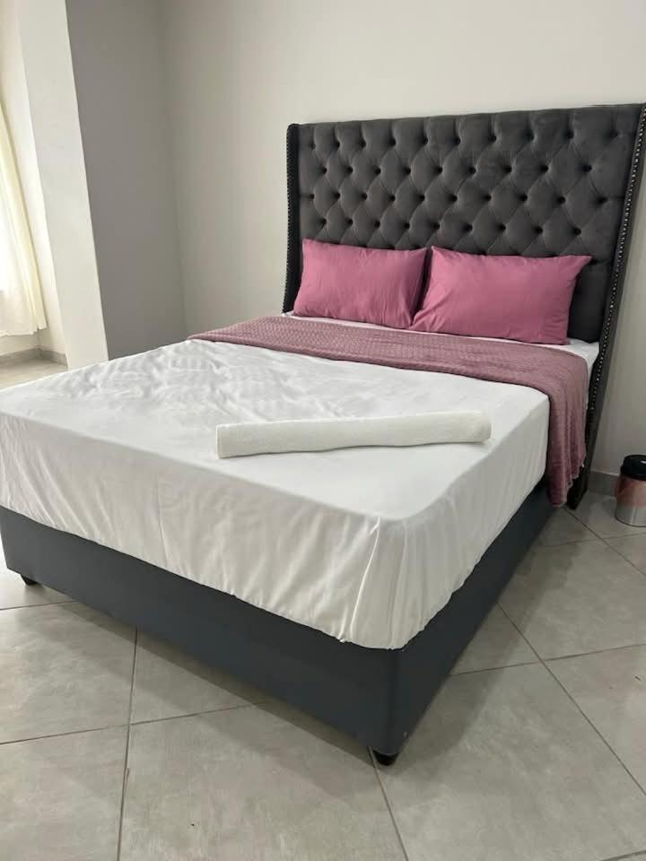 Chocolate City Guest House Ист-Лондон Экстерьер фото